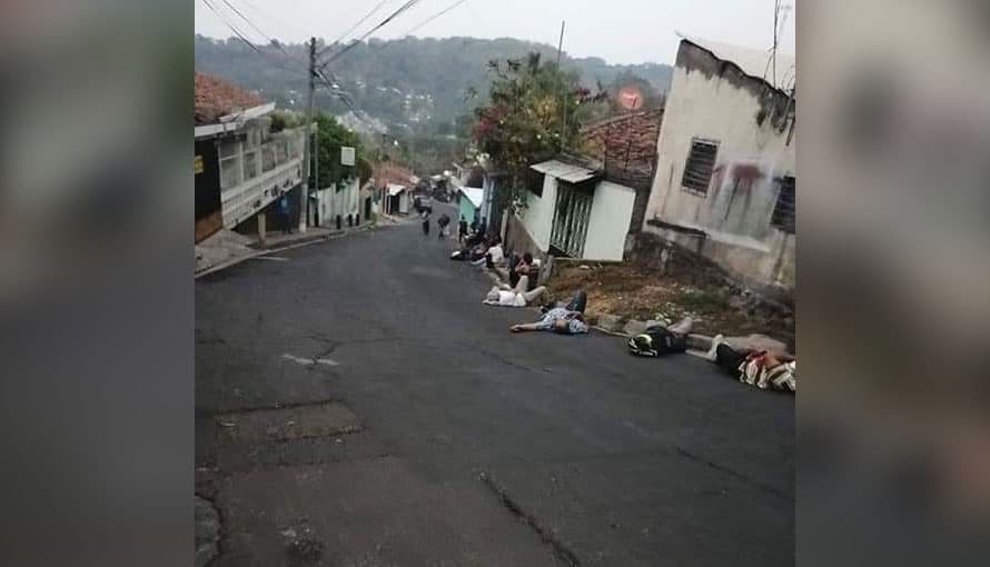 Salvadoreños duermen en las calles de Chalatenango en la espera de cobrar el subsidio