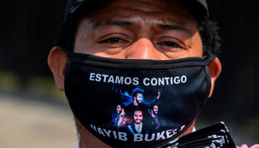 Salvadoreños diseñan mascarillas en honor al presidente Nayib Bukele