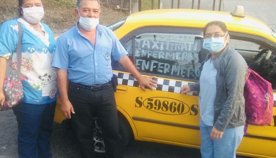 Taxista salvadoreño ofrece transporte gratis al personal de salud
