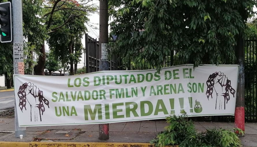 Salvadoreños expresan sus sentimientos a los diputados por medio de una pancarta