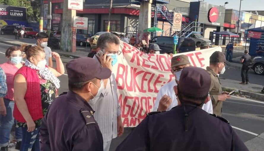 Diputados Schafik Hándal y Carlos Ruiz envían a veteranos de guerra a protestar