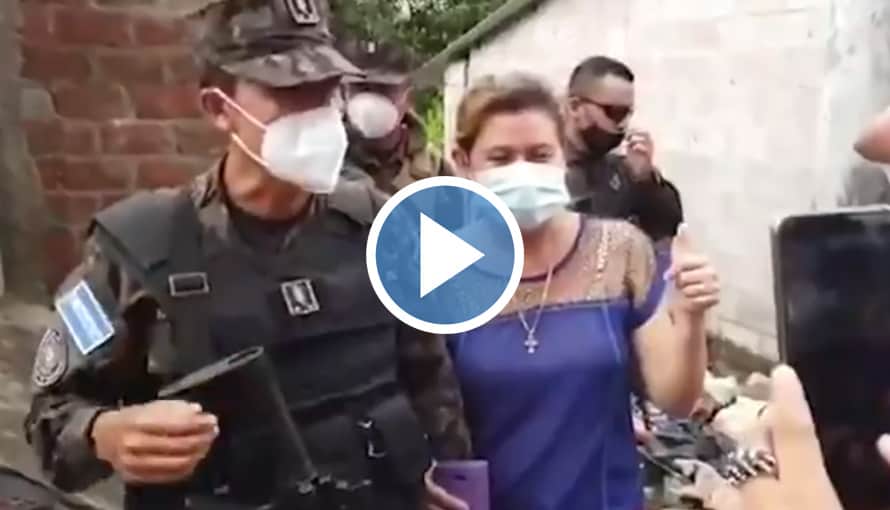 VIDEO: Así recibieron al Ministro de Defensa Monroy los salvadoreños