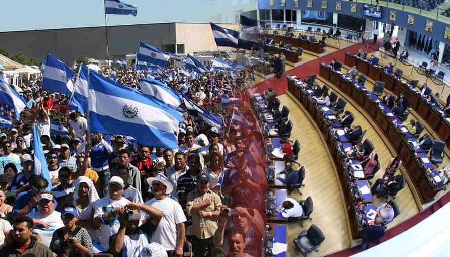 Salvadoreños exigen no pagar salarios a diputados hasta el 2021