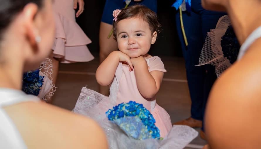La pequeña Layla acapara todas las miradas de los salvadoreños en sus primeros pasos de ballet