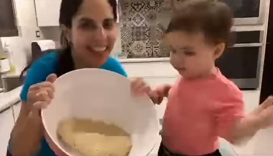 VIDEO: Layla prepara galletas con Gabriela de Bukele y las redes se cautivan de ternura