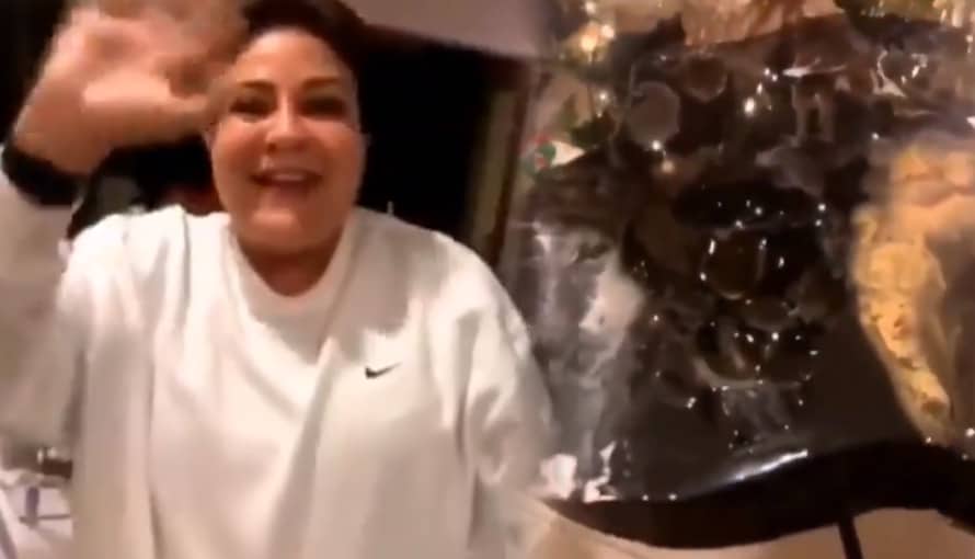 Margarita Escobar se prepara para vender mesas acrílicas después de quedarse sin trabajo el 28F