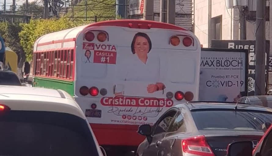 Cristina Cornejo pone publicidad en el transporte público para pedir que no la dejen sin curul el 28F