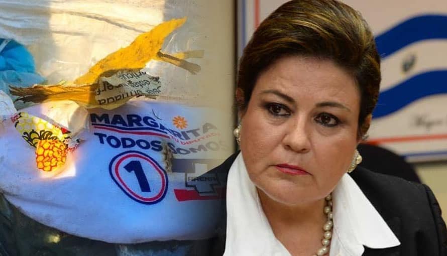 Salvadoreños botan a la basura camisas de la diputada Margarita Escobar demostrando el rechazo a ARENA
