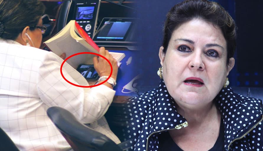 Filtran fotografías de Margarita Escobar viendo vídeos en su celular durante la plenaria