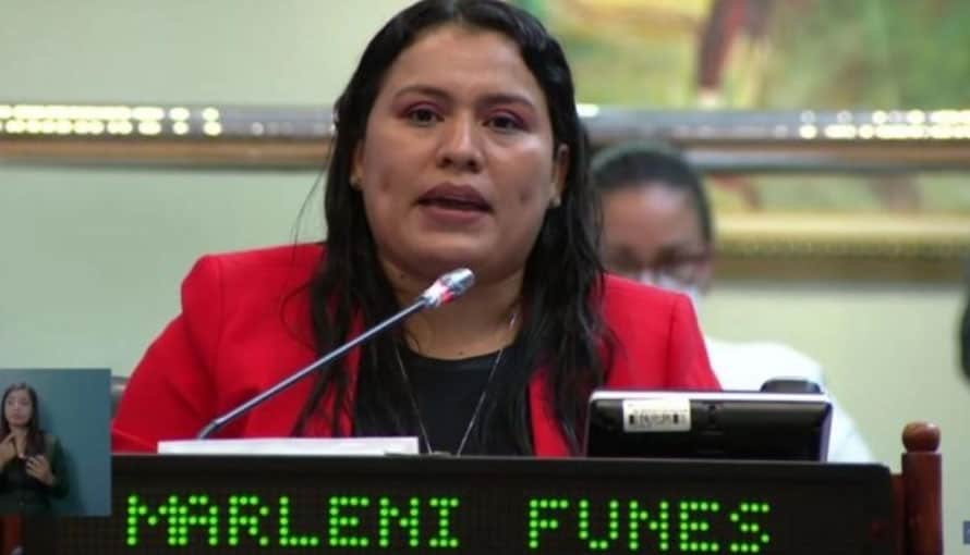 FMLN arremete contra Marleni Funes por apoyar la reelección presidencial de Bukele