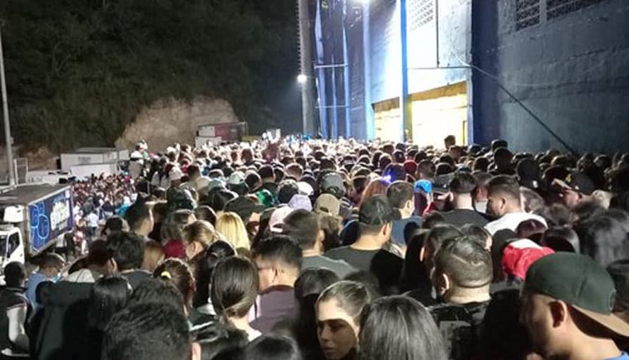 Se desata el caos en el estadio Cuscatlán luego que organizadores cambiaran hora para el concierto de Karol G