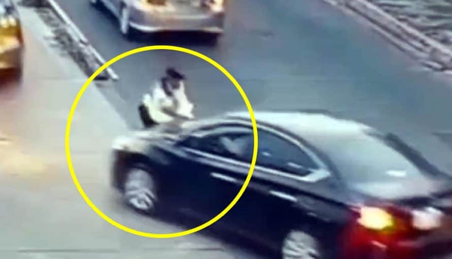 VIDEO: Por distracción conductor atropella a gestora de tráfico y queda grabado
