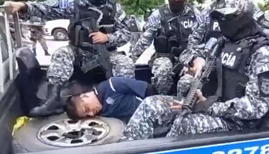 Se viraliza vídeo de la captura de los culpables del asesinato de los agentes policiales