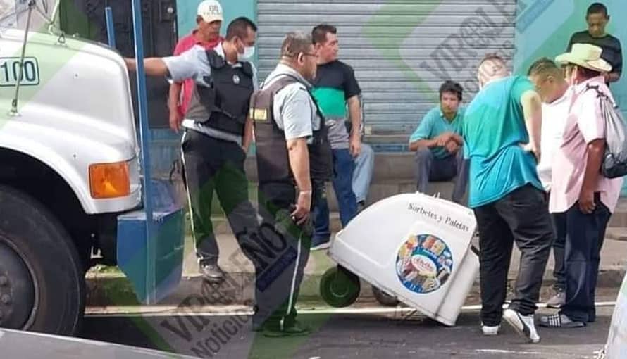 Salvadoreños denuncian a un chófer de SERSAPROSA que daño un carrito de helados de un abuelito