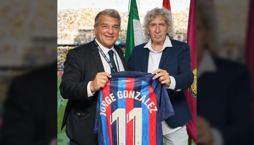 Jorge Mágico González, recibe camiseta del Barcelona de manos de su presidente