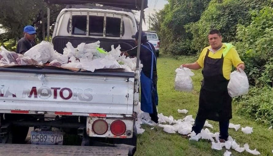 PNC sorprendió a sujeto mientras tiraba basura desde su vehículo en espacios verdes en Puerto El Triunfo
