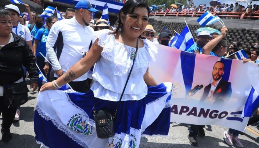 Yanira Berrios sorprendió a todos desfilando con traje típico en el Día de la Independencia