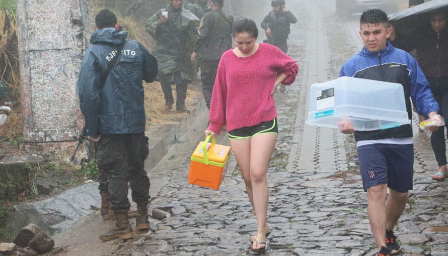 Jóvenes en Comasagua entregan alimentos y café a soldados que cuidan el municipio