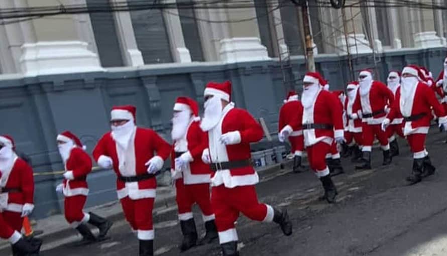 VIDEO: Decenas de Santa Claus son captados corriendo en el centro histórico de San Salvador