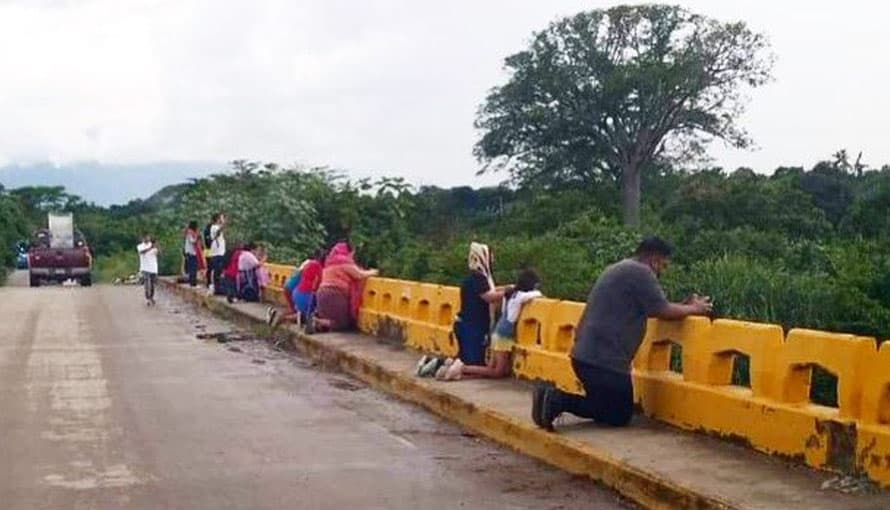 Hondureños piden de rodillas a Dios que tormenta no toque tierra