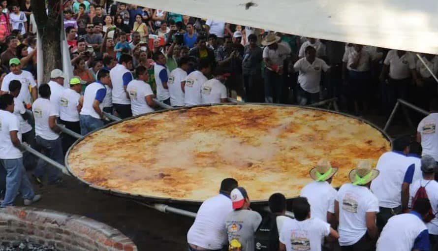 El Salvador rompe récord al crear la pupusa más grande en la historia del país