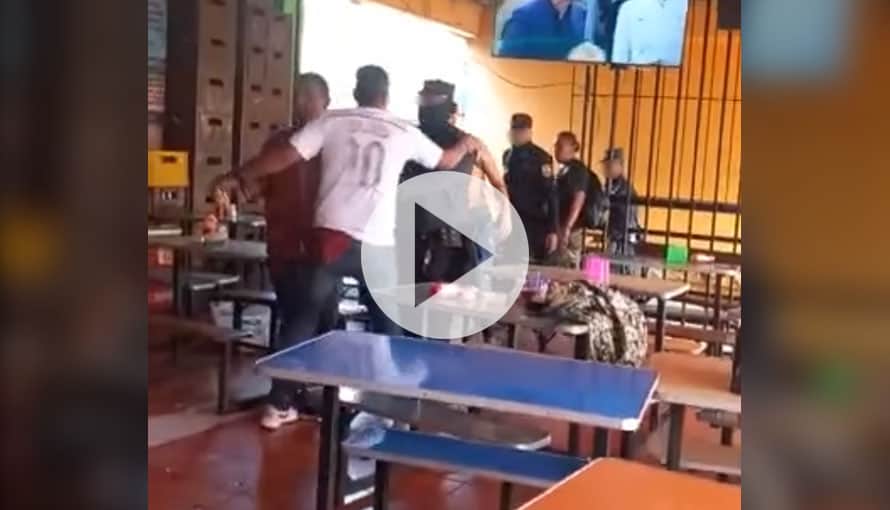 Filtran segundo vídeo en el cual la PNC llega a capturar a los involucrados en disturbios en un bar en San Salvador