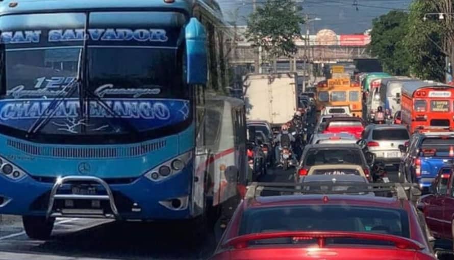 “El bus salió a las 3:15am de Chalatenango y llegó a las 7:10am a San Salvador”, expresa trabajador en sus días laborales