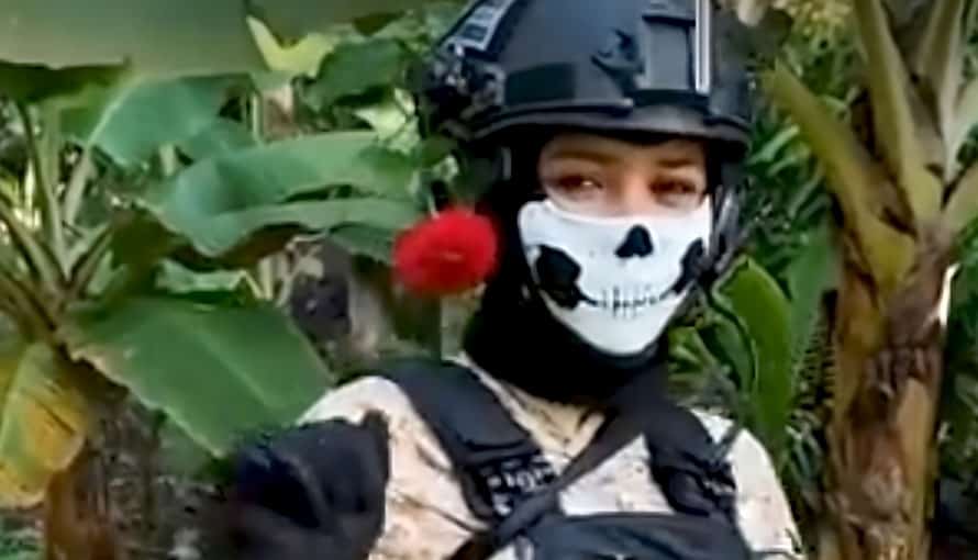 Militar salvadoreña enamora a la población mientras se filma cumpliendo su deber